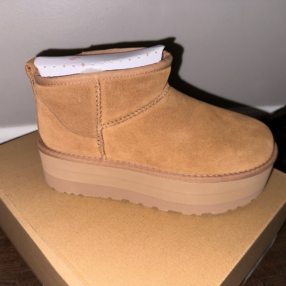 NIB Ugg Platform Boot Ultra Mini Chestnut Size 7- can fit size 8
